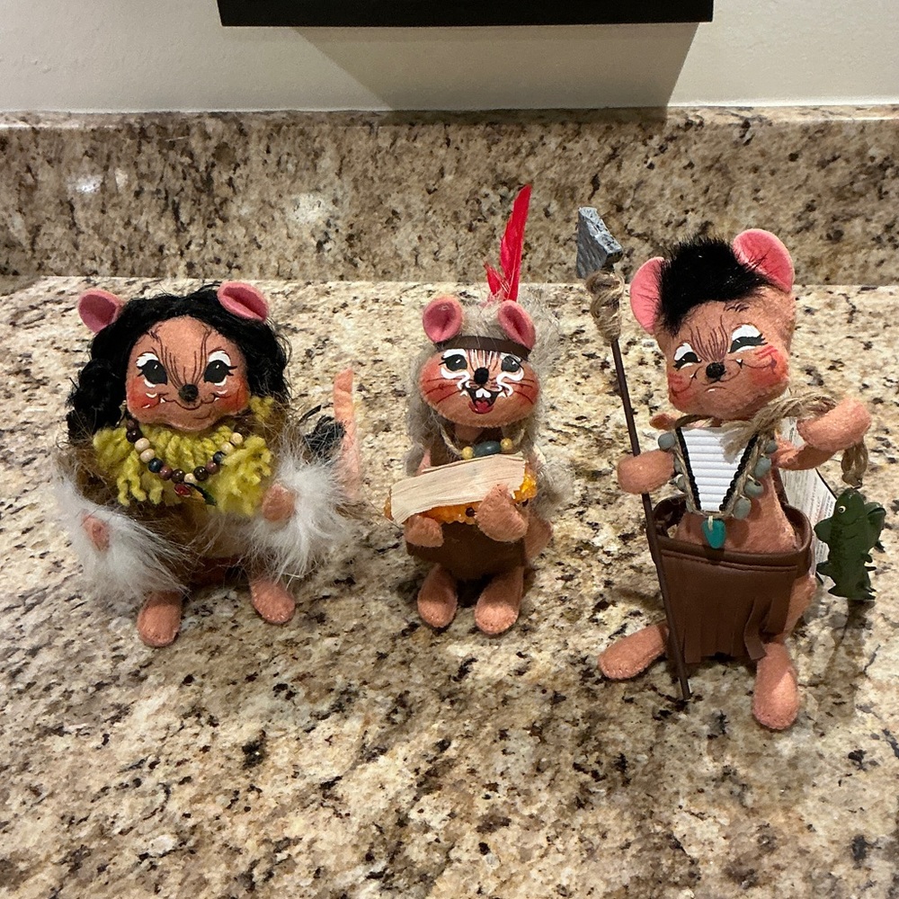 Annalee Handcrafted Mouse and Squirrel Figurines Set - Brown and Red - Picture 3 of 7